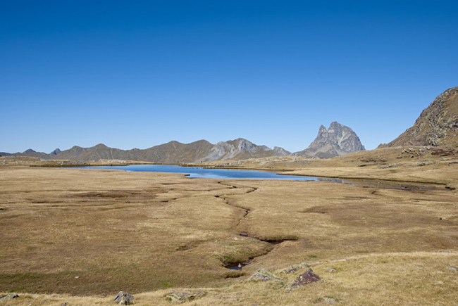 Ibón de Anayet y Midi-d'ossau.jpg