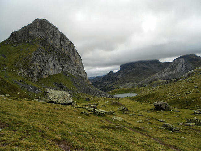 Pico y Lac Casterau Pico Casterau e Ibón Casteru - Lagos de Ayous