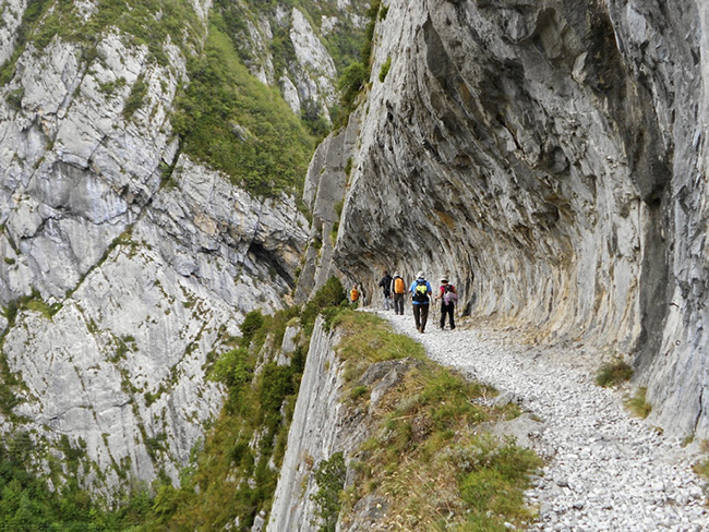 Paso excavado en la roca Chemin de la Mature