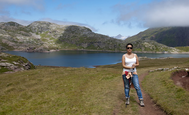 María junto al ibón de Estanés