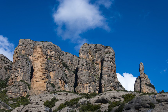 Mallos de Vadiello (El Puro, Pico San Jorge y La Mitra) y el pico Borón