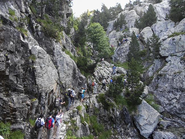 Sendero que asciende por el barranco Calderes